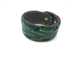 Armband aus dem Profil eines Fahrradreifens grün.