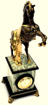 Pferd auf dem Sockel. Mit Uhr.