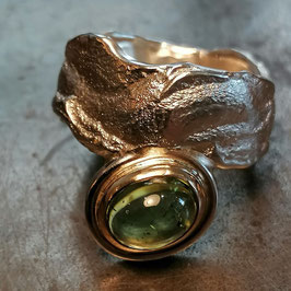 Silber -Ring mit Rindenstruktur mit schönem hellgrünen Turmalin in18ct.Gelbgold gefasst