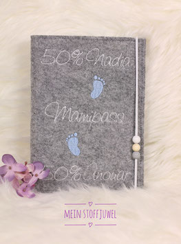 Mutterpasshülle Mamipass personalisiert mit 2 Babyfüßchen blau, Schrift weiß