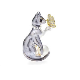 Broche Chat gris jouant avec un papillon