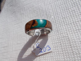 Ring aus Pankisazapfen mit grünem Kunstharz
