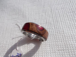 Ring aus Pankisazapfen mit rotem Kunstharz