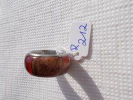 Ring aus Pankisazapfen mit rotem Kunstharz