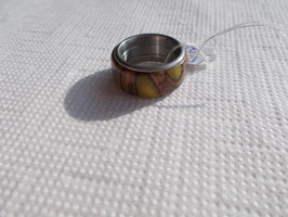 Ring aus Pankisazapfen mit gelben Kunstharz