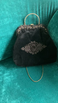 Tasche mit Metallgriff und Kette Beutel aus schwarzem Baumwollsamt mit Deko