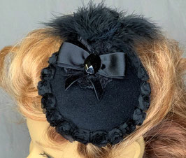 Fascinator, schwarz mit Rosenbordüre, Schleife, facettiertem Kunststoffstein, Federn