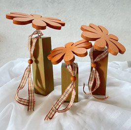 Blume auf Pfosten - orange -