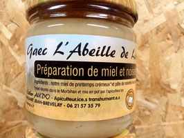 Préparation à base de miel et de noisettes