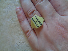 Bague poker blanche 50's