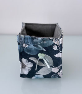 Utensili dunkelblau mit Blumenmotiven