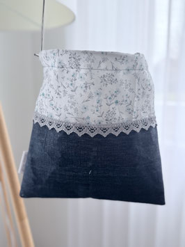 Wäscheklammersack marine-weiss mit grau-blauen Blumenmotiv