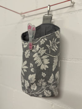 Wäscheklammerbeute grau mit Blättermuster