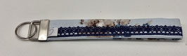 Schlüsselanhänger eisblau mit beig-blauen Blumen