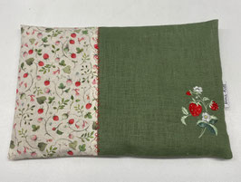 Kirschsteinkissen olive-weiss mit Erdbeermotiv
