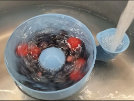 Schale zum Beeren waschen in violette