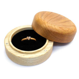 rundes Ringetui aus Massivholz Kirsche/Esche