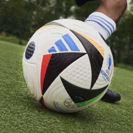 Adidas; Matchball "Fussballliebe PRO"