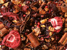 Erdbeer-Apfel Hibiskus Gewürztee mit Zimt, Sternanis und Ingwer