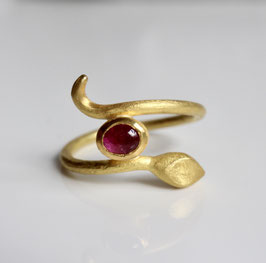 Schlangenring aus 900 Gold mit Rubin