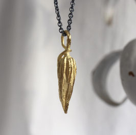 Anhänger Knospe aus 900 Gold, Pflanzenabguss Schote