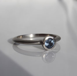 Platinring 950 mit hellblauem Saphir