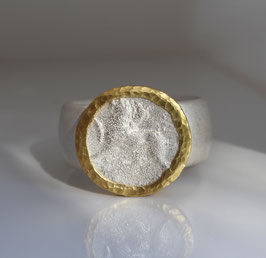 Silberring mit Münzabguss und 24k Goldfassung