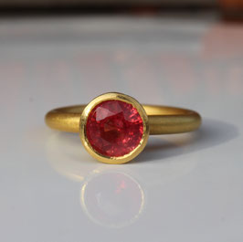900 Goldring mit Padparadscha Saphir