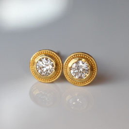 Mini Brillant Ohrstecker aus 900 Gold in Granulationsoptik