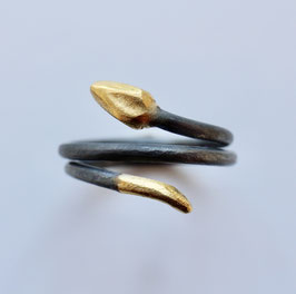 Schlangenring aus patiniertem Silber und 900 Gold