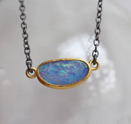 Blauer Opal in 900 Gold an geschwärzter Kette, Opalkette aus Gold und Silber