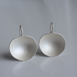 geschmiedete Schälchen Ohrringe aus Silber, Silbermond