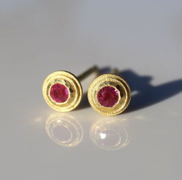 Mini Rubin Ohrstecker mit 900 Gold