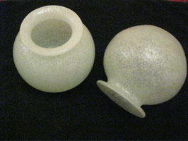 Paar alte Vasen, mundgeblasenes Glas, klassische Kugelform