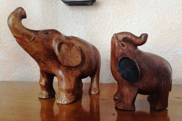 2 handgefertigte alte Elefanten aus Holz, einer signiert