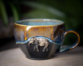 852 - 360 ml - Keramiktasse Polygonform ELEFANT in schwarz, blaugrau und türkis