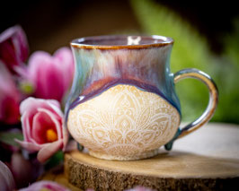 1244 - 400 ml - Keramiktasse bauchig MANDALA in weiß, regenbogen und graulila
