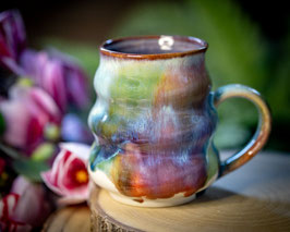 1127 - 410 ml - Keramik Wellentasse in REGENBOGEN und innen graulila