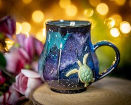 1161 - 470 ml - Keramiktasse Polygon bauchig SCHILDKRÖTE in GALAXY ... innen saphirblau