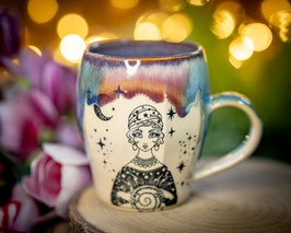 1146 - 350ml - Keramiktasse Polygon KARTENLEGERIN in regenbogen und graulila