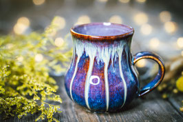 562 - Keramiktasse bauchig in braun, blau, creme und graulila