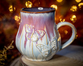 983 - 470 ml - Keramiktasse Polygon bauchig SCHMETTERLING in creme, rose und graulila
