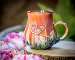 1049 - 470 ml - Keramiktasse Polygon bauchig SCHMETTERLING in grün, rose und graulila