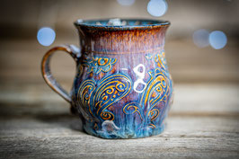 256 - Große bauchige Keramiktasse in braun, blau, saphir