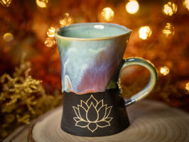 920 - 350ml - Kleine geschwungene Latte Macchiato Tasse LOTUS in schwarz, regenbogen und innen türkis
