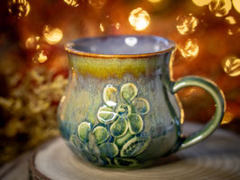 868 - 480 ml - Keramiktasse bauchig BLÜTEN in grün, türkis, bronze und graulila