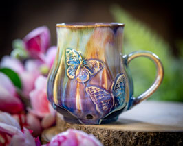 1222 - 470 ml - Keramiktasse Polygon bauchig SCHMETTERLING in schwarz, regenbogenfarben und graulila innen