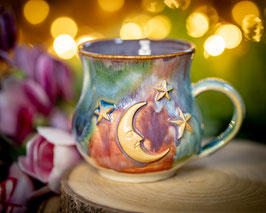 1147 - 400 ml - Keramiktasse bauchig MOND und STERNE in regenbogen und graulila