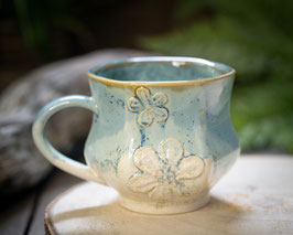 806 - 350ml - Keramiktasse Polygon BLÜTEN in dezenten Farben creme, graublau, türkis