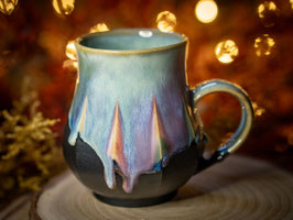 913- 470 ml - Keramiktasse Polygon bauchig in schwarz, regenbogen und innen türkis